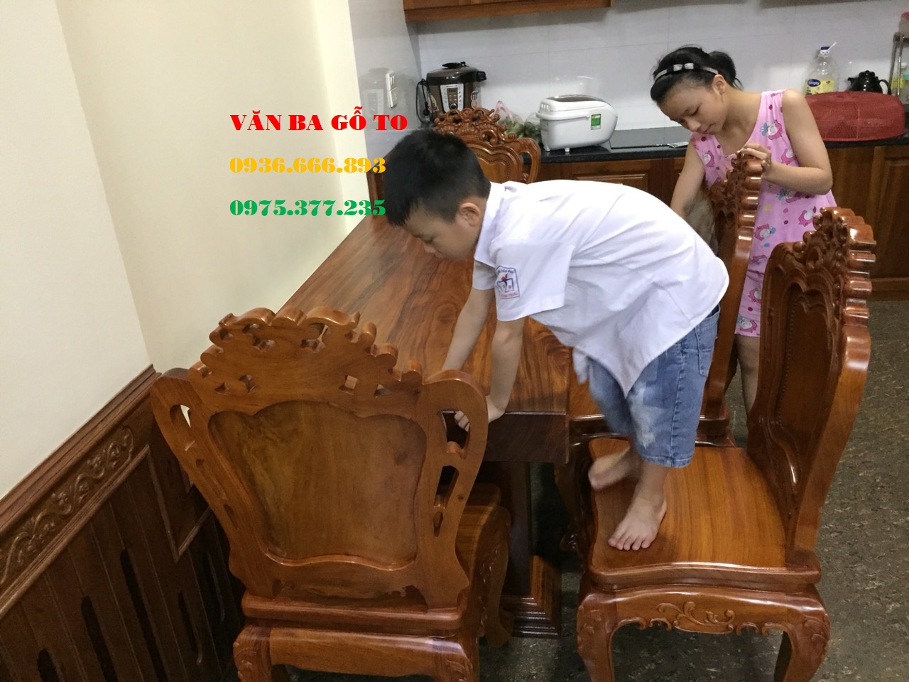 Bàn ăn gỗ nguyên khối