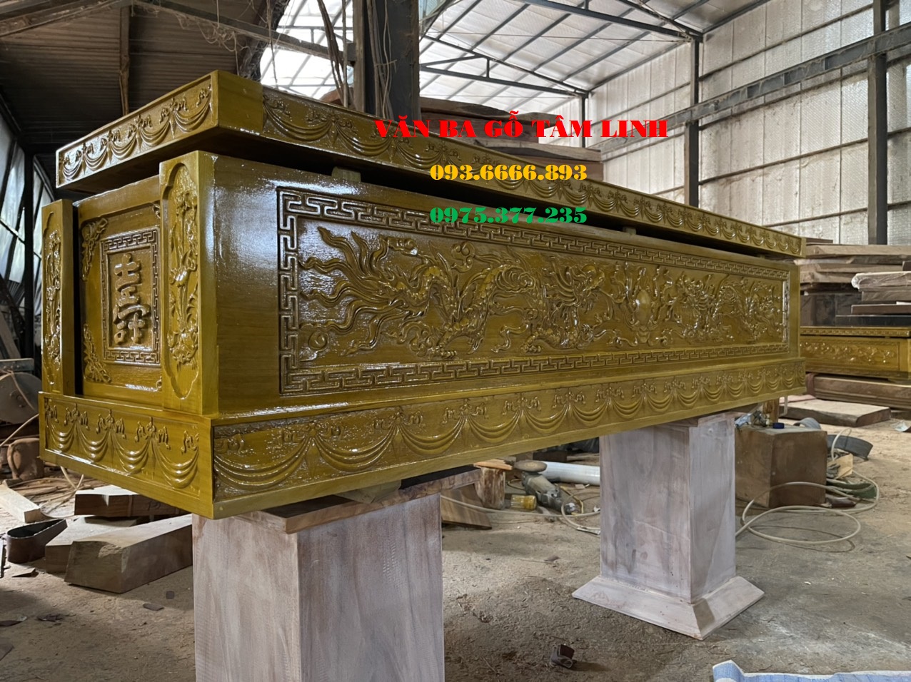 quan tài gỗ vàng tâm