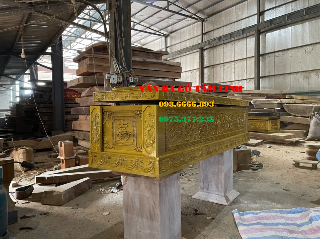 Quan tài gỗ vàng tâm